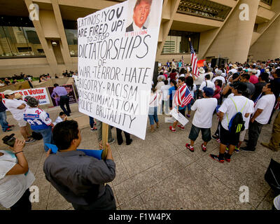 Protestation des habitants du Texas, candidat à la présidence contre Donald Trumps s'engagent à construire un mur à la frontière entre le Mexique et les États-Unis Banque D'Images