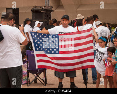 Protestation des habitants du Texas, candidat à la présidence contre Donald Trumps s'engagent à construire un mur à la frontière entre le Mexique et les États-Unis Banque D'Images