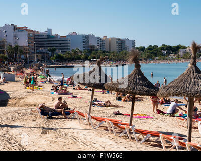 Tôt le matin sur la plage d'El Arenal avec vide de chaises longues et peu de touristes. Majorque, Baléares, Espagne. Banque D'Images