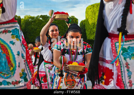 Les interprètes dansent dans le jardin ou la place centrale au cours de l'Assemblée Folk Dance Festival - San Miguel de Allende, Mexique Banque D'Images