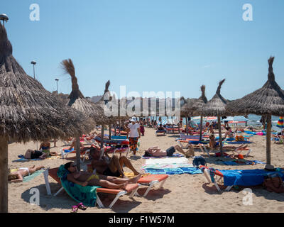 Les touristes sur la plage d'El Arenal, Majorque, Îles Baléares, Espagne Banque D'Images