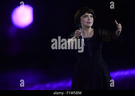 Moscou, Russie. Sep 7, 2015. La chanteuse française Mireille Mathieu effectue au cours de l'passkaya' Tour Militaire International Music Festival à Moscou, Russie, le 7 septembre 2015. Orchestre combiné de tous les participants d'effectuer au cours de la 8e Festival international de Musiques militaires "passkaya Tower' qui s'est tenue ici lundi. © Pavel Bednyakov/Xinhua/Alamy Live News Banque D'Images