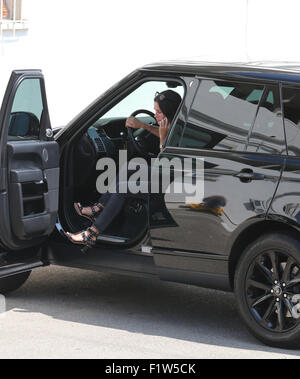 Make up gratuitement 'amis' star, Courteney Cox sort de son géant Range Rover et atterrit sur les deux pieds tout en discutant avec son téléphone portable. Elle vérifie ensuite son reflet dans le SUV poli comme elle arrive dans un studio à Los Angeles avec Courteney Cox : où : Los Angeles, California, United States Quand : 07 Juil 2015 Banque D'Images