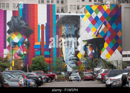 Bob Dylan inachevée La mise en peinture murale de l'artiste brésilien Eduardo Kobra et son équipe de cinq artistes dans le centre-ville de Minneapolis, MN Banque D'Images