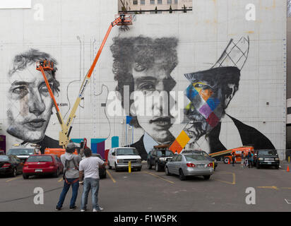 L'artiste brésilien Eduardo Kobra et son équipe de cinq artistes travaillant sur les ascenseurs peinture une peinture murale de Bob Dylan Minneapolis, MN Banque D'Images