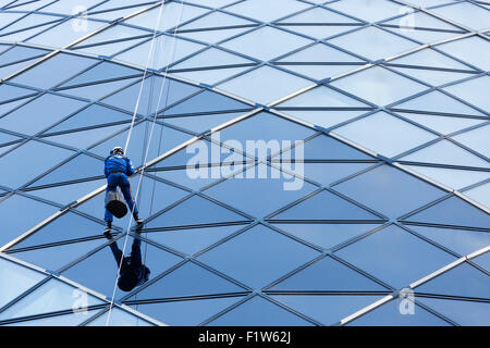 Ville de London, UK. 7 septembre 2015. SIR MICHAEL HINTZE, fondateur, directeur et agent principal des investissements de CQS, rappels le Gherkin (30 St Mary Axe). Philantropists fundrasing 39 chefs d'entreprises, entrepreneurs et trois en rappel de la ville de Londres, les bâtiments les plus emblématiques : le Gherkin, l'Cheesegrater et le talkie walkie dans la ville trois Peaks Challenge. Trois pics de la ville s'attend à recueillir plus de 4 millions de GBP pour la Outward Bound Trust (OBT) et de la Royal Navy et Royal Marines la charité (RNRMC). Chaque participant s'est engagé à mobiliser jusqu'à GBP 100 000 à y prendre part. Banque D'Images