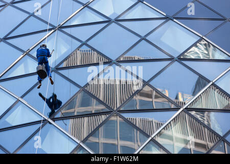 Ville de London, UK. 7 septembre 2015. SIR MICHAEL HINTZE, fondateur, directeur et agent principal des investissements de CQS, rappels le Gherkin (30 St Mary Axe). Philantropists fundrasing 39 chefs d'entreprises, entrepreneurs et trois en rappel de la ville de Londres, les bâtiments les plus emblématiques : le Gherkin, l'Cheesegrater et le talkie walkie dans la ville trois Peaks Challenge. Trois pics de la ville s'attend à recueillir plus de 4 millions de GBP pour la Outward Bound Trust (OBT) et de la Royal Navy et Royal Marines la charité (RNRMC). Chaque participant s'est engagé à mobiliser jusqu'à GBP 100 000 à y prendre part. Banque D'Images