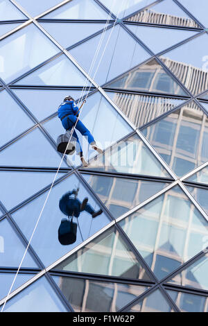 Ville de London, UK. 7 septembre 2015. SIR MICHAEL HINTZE, fondateur, directeur et agent principal des investissements de CQS, rappels le Gherkin (30 St Mary Axe). Philantropists fundrasing 39 chefs d'entreprises, entrepreneurs et trois en rappel de la ville de Londres, les bâtiments les plus emblématiques : le Gherkin, l'Cheesegrater et le talkie walkie dans la ville trois Peaks Challenge. Trois pics de la ville s'attend à recueillir plus de 4 millions de GBP pour la Outward Bound Trust (OBT) et de la Royal Navy et Royal Marines la charité (RNRMC). Chaque participant s'est engagé à mobiliser jusqu'à GBP 100 000 à y prendre part. Banque D'Images