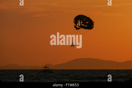 Le parapente au coucher du soleil dans la baie de Palma, Majorque, Espagne Banque D'Images