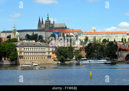 Vue sur le château de Prague et de la rivière Vltava à Prague en République tchèque. Banque D'Images