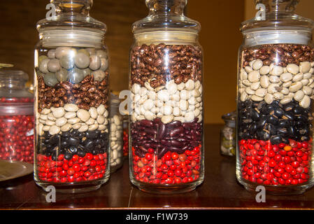 Herbes et graines colorées dans des pots dans un bain au Sri Lanka Banque D'Images
