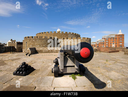 Close up de boulets de canon et à traiter dans le château de Kent, Angleterre, Royaume-Uni Banque D'Images