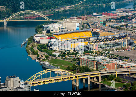 Une vue aérienne du stade Heinz Field et le Fort Duquesne Bridge, et le pont de West End - Pittsburgh, Pennsylvanie. Banque D'Images