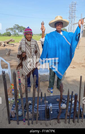 Un guérisseur chamanique locale (ou curandero) et son fils effectuer un rituel traditionnel près de la Tucume pyramides. Chiclayo, Pérou Banque D'Images