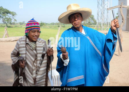 Un guérisseur chamanique locale (ou curandero) et son fils effectuer un rituel traditionnel près de la Tucume pyramides. Chiclayo, Pérou Banque D'Images