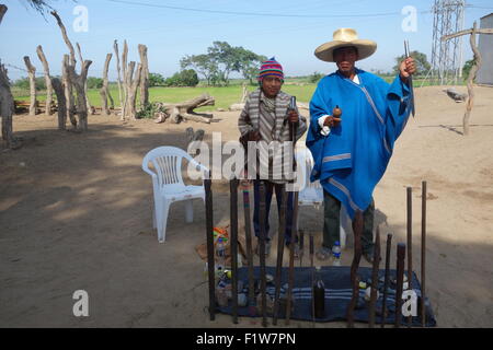 Un guérisseur chamanique locale (ou curandero) et son fils effectuer un rituel traditionnel près de la Tucume pyramides. Chiclayo, Pérou Banque D'Images