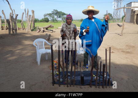 Un guérisseur chamanique locale (ou curandero) et son fils effectuer un rituel traditionnel près de la Tucume pyramides. Chiclayo, Pérou Banque D'Images