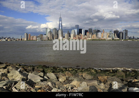 L'avis de One World Trade Center aka Freedom Tower dans financial district dans le Lower Manhattan, du New Jersey. USA Banque D'Images