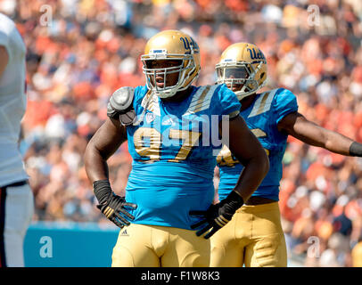 Pasadena, CA. 12Th Mar, 2015. Le joueur de ligne défensive UCLA Bruins (97) Kenny Clark se prépare pour le prochain à jouer lors de la Virginia Cavaliers vs UCLA Bruins match de football. Classé 13e défaite 34-16 de l'UCLA en Virginie, le samedi 5 septembre 2015 au Rose Bowl de Pasadena, Californie. (Crédit obligatoire : Juan Lainez/MarinMedia.org/Cal Sport Media) (photographe complet, et de crédit requis) © csm/Alamy Live News Banque D'Images