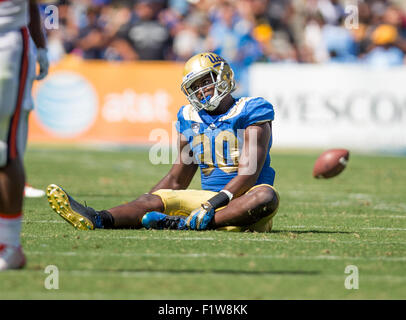 Pasadena, CA. 12Th Mar, 2015. Le secondeur UCLA Bruins (30) Myles Jack en action au cours de la Virginia Cavaliers vs UCLA Bruins match de football. Classé 13e défaite 34-16 de l'UCLA en Virginie, le samedi 5 septembre 2015 au Rose Bowl de Pasadena, Californie. (Crédit obligatoire : Juan Lainez/MarinMedia.org/Cal Sport Media) (photographe complet, et de crédit requis) © csm/Alamy Live News Banque D'Images