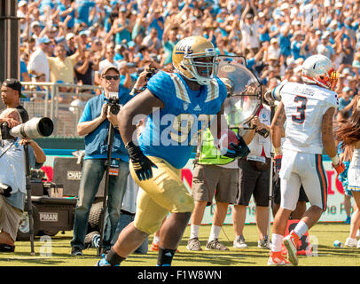 Pasadena, CA. 12Th Mar, 2015. Le joueur de ligne défensive UCLA Bruins (97) Kenny Clark s'apprête à célébrer après avoir attrapé une passe de touché au cours de la Virginia Cavaliers vs UCLA Bruins match de football. Classé 13e défaite 34-16 de l'UCLA en Virginie, le samedi 5 septembre 2015 au Rose Bowl de Pasadena, Californie. (Crédit obligatoire : Juan Lainez/MarinMedia.org/Cal Sport Media) (photographe complet, et de crédit requis) © csm/Alamy Live News Banque D'Images