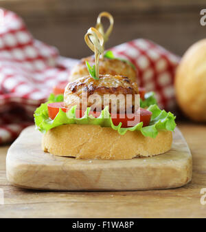 Apéritif mini-hamburgers avec tomates, laitue et boulettes de viande Banque D'Images