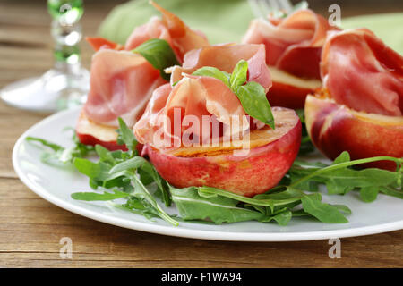 Pêches grillées apéritif italien avec jambon de Parme Banque D'Images