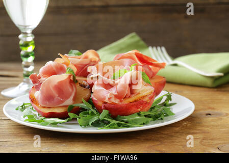 Pêches grillées apéritif italien avec jambon de Parme Banque D'Images