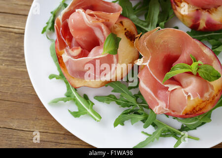 Pêches grillées apéritif italien avec jambon de Parme Banque D'Images