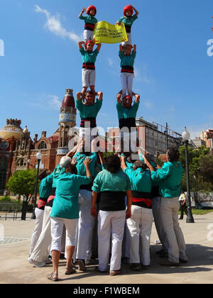 Barcelone, Espagne. Sep 8, 2015. Castellers (tours humaines) Catalan tenant une bannière disant 'Barcelona La Catalogne Culture Week' effectuer au cours de la présentation du programme à la Casa Asia à Barcelone, Espagne, le 8 septembre 2015. La ville de Barcelone sera à l'affiche à Shanghai en novembre prochain dans le cadre de la "Semaine de la Culture Catalogne Barcelone', où les citoyens de Shanghai auront la possibilité de découvrir la culture du nord de l'Espagne. © Zhou Zhe/Xinhua/Alamy Live News Banque D'Images