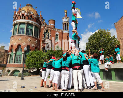 Barcelone, Espagne. Sep 8, 2015. Castellers (tours humaines) Catalan tenant une bannière disant 'Barcelona La Catalogne Culture Week' effectuer au cours de la présentation du programme à la Casa Asia à Barcelone, Espagne, le 8 septembre 2015. La ville de Barcelone sera à l'affiche à Shanghai en novembre prochain dans le cadre de la "Semaine de la Culture Catalogne Barcelone', où les citoyens de Shanghai auront la possibilité de découvrir la culture du nord de l'Espagne. © Zhou Zhe/Xinhua/Alamy Live News Banque D'Images