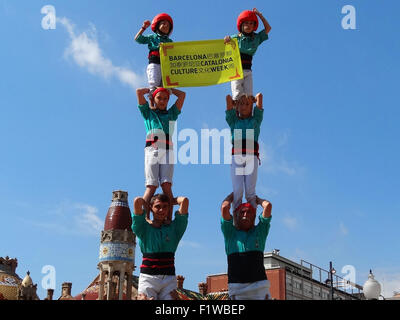 Barcelone, Espagne. Sep 8, 2015. Castellers (tours humaines) Catalan tenant une bannière disant 'Barcelona La Catalogne Culture Week' effectuer au cours de la présentation du programme à la Casa Asia à Barcelone, Espagne, le 8 septembre 2015. La ville de Barcelone sera à l'affiche à Shanghai en novembre prochain dans le cadre de la "Semaine de la Culture Catalogne Barcelone', où les citoyens de Shanghai auront la possibilité de découvrir la culture du nord de l'Espagne. © Zhou Zhe/Xinhua/Alamy Live News Banque D'Images