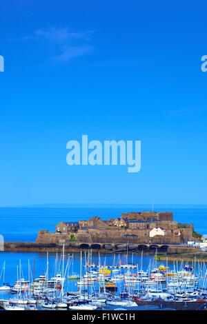 Château Cornet et le Port, St Peter Port, Guernsey, Channel Islands Banque D'Images