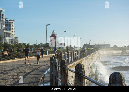 Les gens marcher et marcher le long de la promenade de Mouille Point à Cape Town Banque D'Images