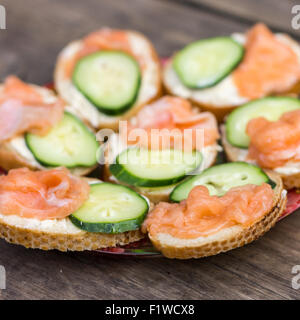 Close up image de sandwiches au saumon frais et cucmber sur fond de bois Banque D'Images