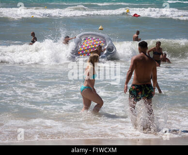 Les touristes s'amusant sur la plage d'El Arenal, Majorque, Îles Baléares, Espagne Banque D'Images