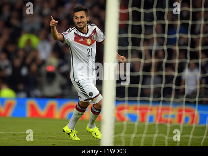 Glasgow, Grande-Bretagne. 07Th Nov, 2015. L'Allemagne célèbre Ilkay Gundogan après avoir marqué les 3:2 au cours de l'UEFA EURO 2016 GROUPE D match de qualification entre l'Ecosse et l'Allemagne au stade Hampden Park à Glasgow, Grande-Bretagne, 07 septembre 2015. Photo : Federico Gambarini/dpa/Alamy Live News Banque D'Images