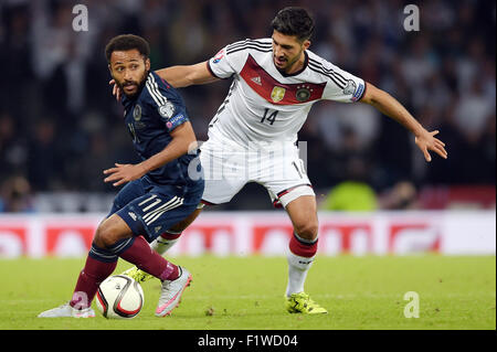 Glasgow, Ecosse, Grande-Bretagne. 07Th Nov, 2015. L'Allemagne Emre peut (R) et l'Ecosse de Ikechi Anya en action au cours de l'UEFA EURO 2016 GROUPE D match de qualification entre l'Ecosse et l'Allemagne au stade Hampden Park à Glasgow, Écosse, Angleterre, 07 septembre 2015. Photo : Federico Gambarini/dpa/Alamy Live News Banque D'Images