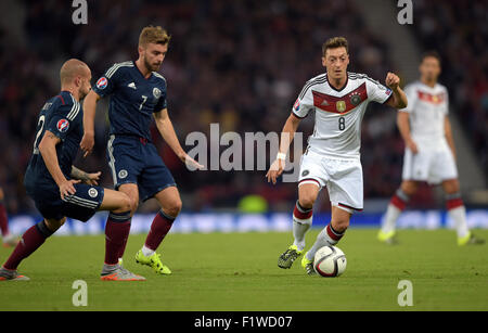 Glasgow, Grande-Bretagne. 07Th Nov, 2015. L'Allemagne Mesut Ozil (R) et l'Ecosse de James Morrison et Alan Hutton (L) en action au cours de l'UEFA EURO 2016 GROUPE D match de qualification entre l'Ecosse et l'Allemagne au stade Hampden Park à Glasgow, Grande-Bretagne, 07 septembre 2015. Photo : Federico Gambarini/dpa/Alamy Live News Banque D'Images