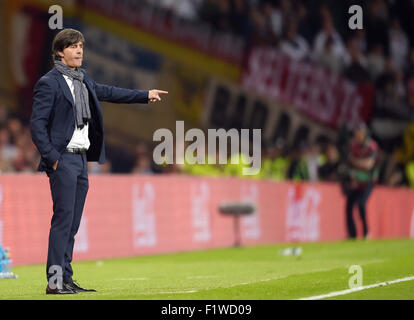 Glasgow, Grande-Bretagne. 07Th Nov, 2015. Headcoach de l'Allemagne Joachim Loew se dresse sur le terrain au cours de l'UEFA EURO 2016 GROUPE D match de qualification entre l'Ecosse et l'Allemagne au stade Hampden Park à Glasgow, Grande-Bretagne, 07 septembre 2015. Photo : Federico Gambarini/dpa/Alamy Live News Banque D'Images