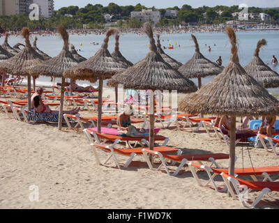 Tôt le matin sur la plage d'El Arenal avec vide de chaises longues et peu de touristes. Majorque, Baléares, Espagne. Banque D'Images