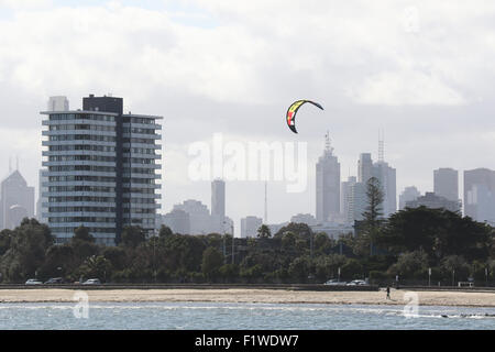 La planche de kite dans la baie de Port Phillip, vu de St Kilda Pier avec le Melbourne Central Business District dans l'arrière-plan. Banque D'Images