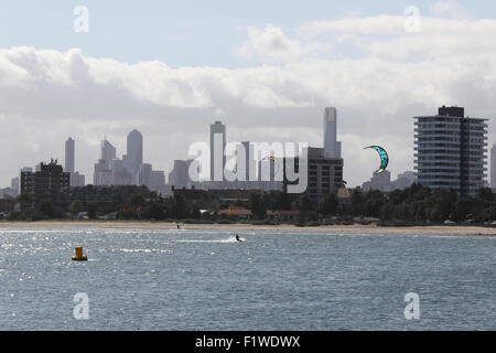 La planche de kite dans la baie de Port Phillip, vu de St Kilda Pier avec le Melbourne Central Business District dans l'arrière-plan. Banque D'Images