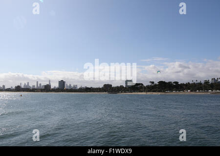 La planche de kite dans la baie de Port Phillip, vu de St Kilda Pier avec le Melbourne Central Business District dans l'arrière-plan. Banque D'Images