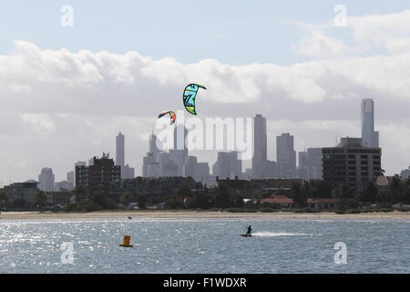 La planche de kite dans la baie de Port Phillip, vu de St Kilda Pier avec le Melbourne Central Business District dans l'arrière-plan. Banque D'Images