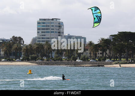 La planche de kite dans la baie de Port Phillip, vu de St Kilda Pier. Banque D'Images