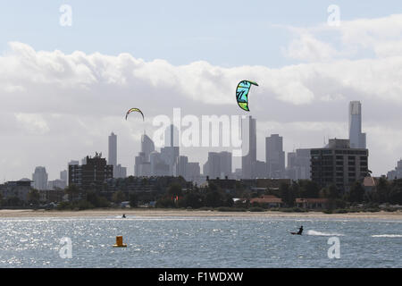 La planche de kite dans la baie de Port Phillip, vu de St Kilda Pier avec le Melbourne Central Business District dans l'arrière-plan. Banque D'Images