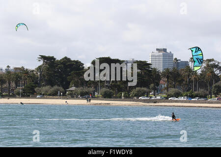 La planche de kite dans la baie de Port Phillip, vu de St Kilda Pier. Banque D'Images