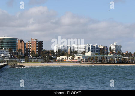 Vue depuis la fin de St Kilda Pier en regardant vers la plage St Kilda. Banque D'Images