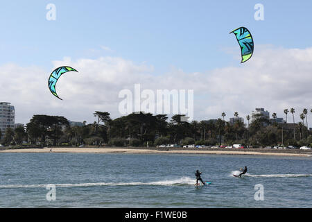 La planche de kite dans la baie de Port Phillip, vu de St Kilda Pier avec le Melbourne Central Business District dans l'arrière-plan. Banque D'Images